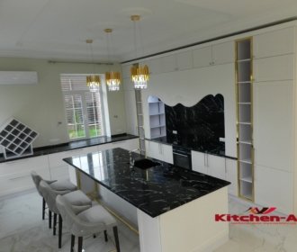 современные системы хранения в деревянной кухне