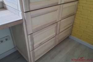 деревянный шкаф вокруг окна