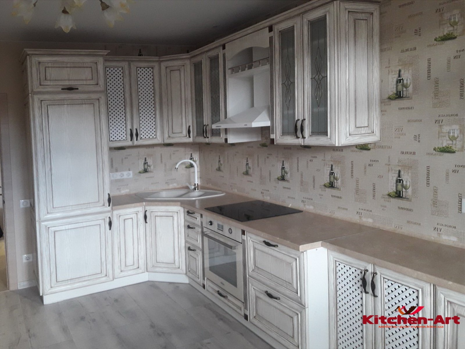 угловая кухня под потолок из массива бука