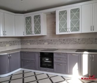 угловая кухня со стекляными фасадами