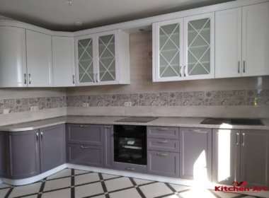 угловая кухня со стекляными фасадами