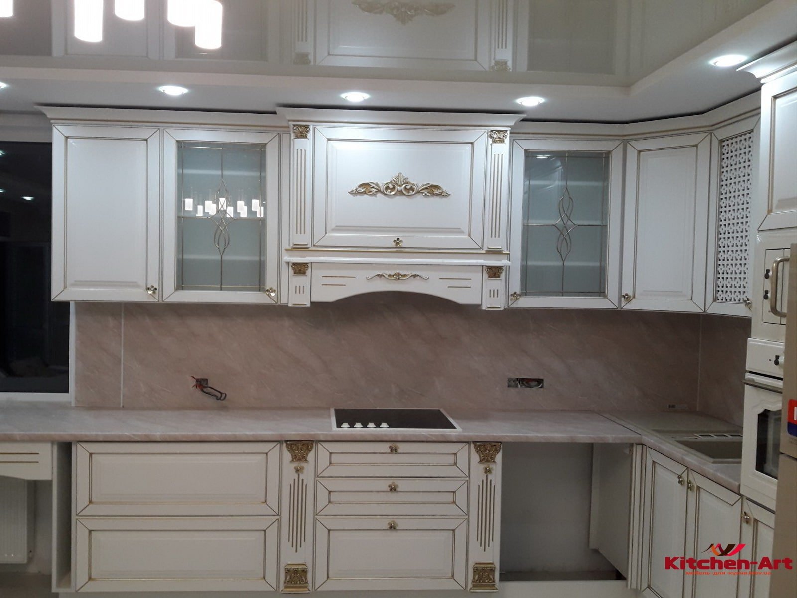 угловая классическая кухня из массива бука