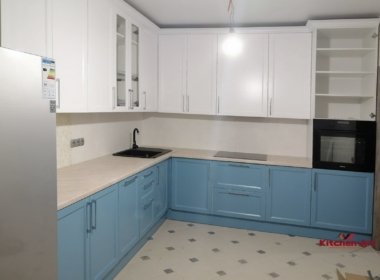 бело голубая угловая кухня