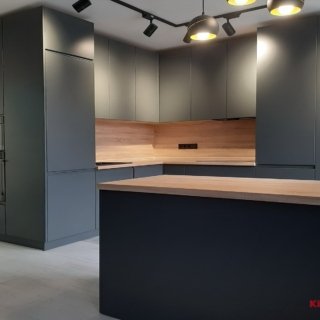 черная в современном стиле с-образная кухня