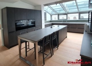 черная кухня в современном стиле в мансарде