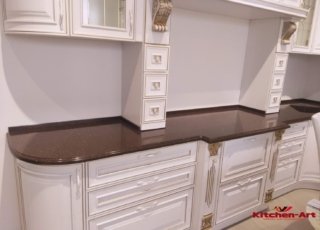 деревянная кухня с декором белого цвета