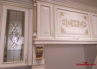 деревянная кухня с витринами классическая