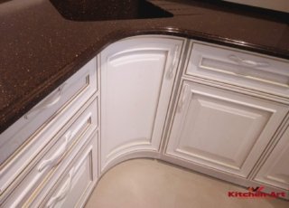 кухня из дерева с каменной столешницей