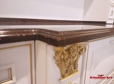 кухня из натурального дерева с золотым декором