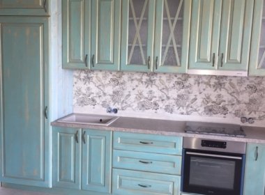 кухня из дерева зеленая с витринами кухня из дерева зеленая с витринами