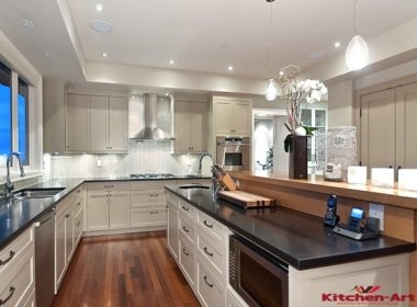 большая кухня с барной стойкой из дерева и камня большая кухня с барной стойкой из дерева и камня