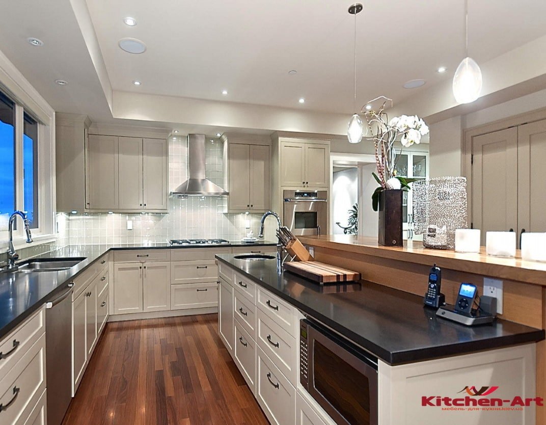 велика кухня з барною стійкою з дерева та каменю на замовлення