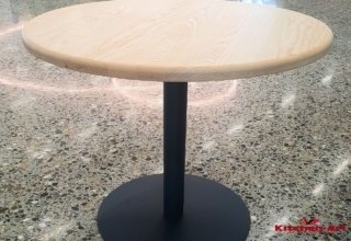 круглый столик из дерева на металлической ножке