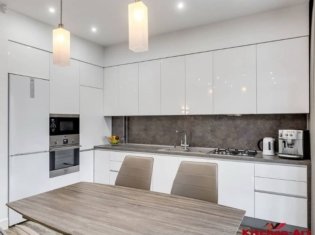 черно біла вбудована кухня