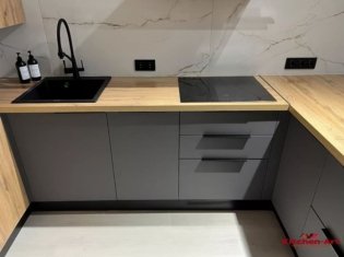 кухня кутова вбудована білого кольору