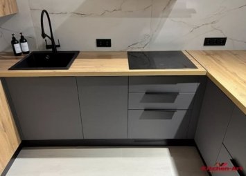 кухня кутова вбудована білого кольору