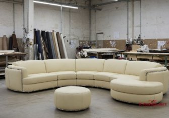 полукруглй модульный диван молочного цвета