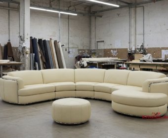 полукруглй модульный диван молочного цвета