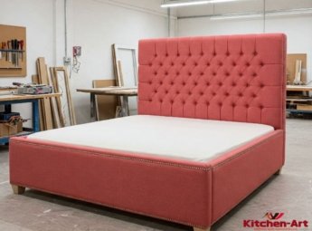 розовая кровать с мягким изголовьем