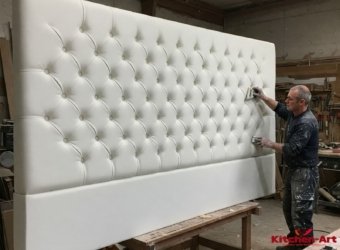 огромное изголовье кровати на всю стену