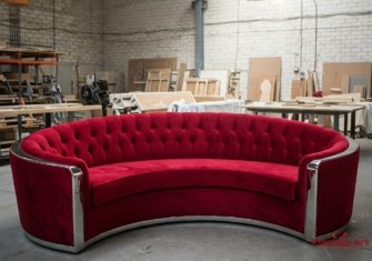 Зеленый полукруглый диван