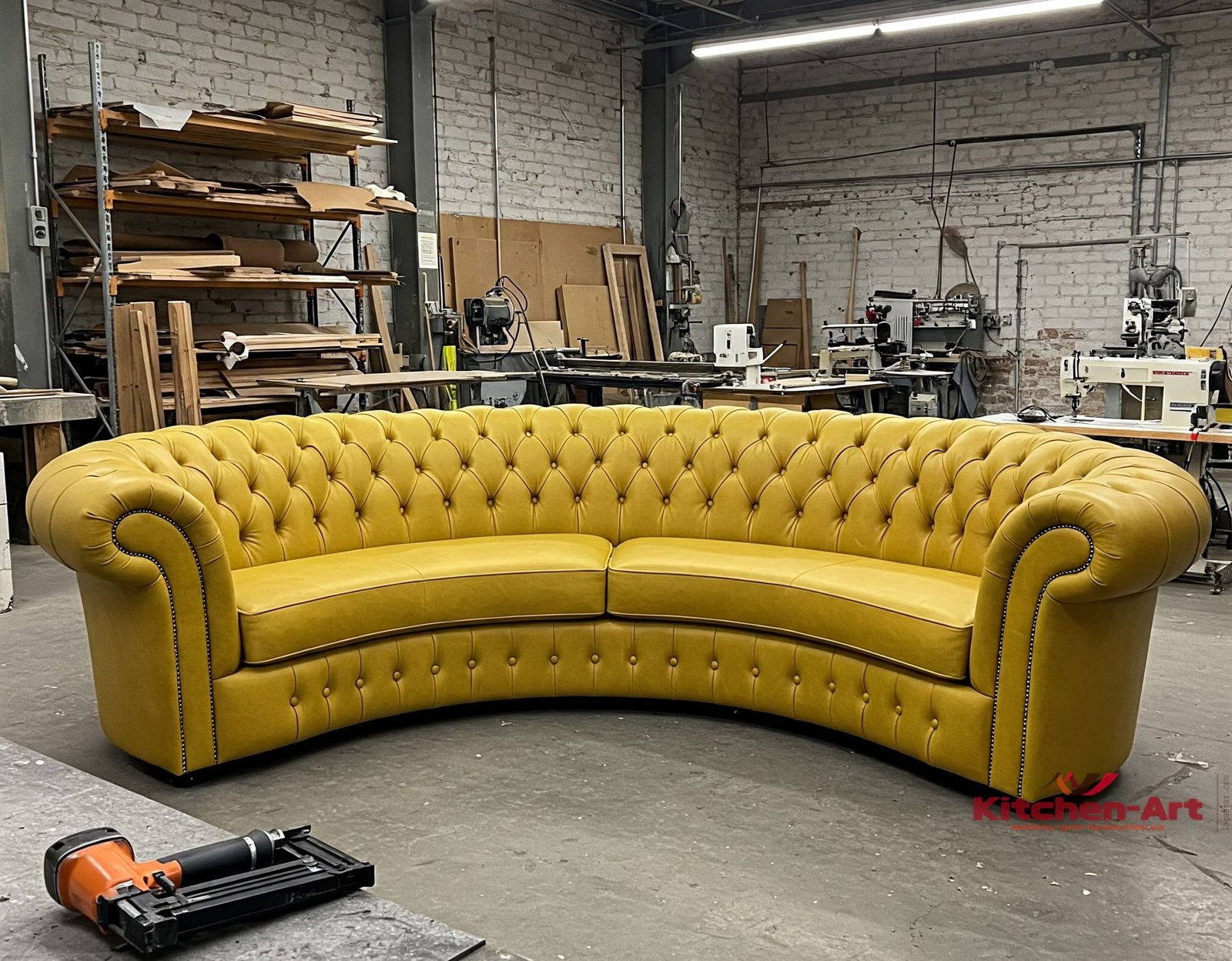 Радиусный диван для гостиной по индивидуальному проекту