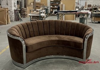 Большой круглый диван коричневого цвета