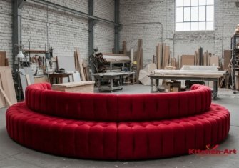 Большой круглый диван красного цвета