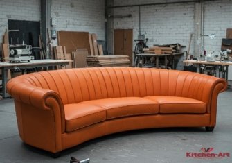 Большой круглый диван оранжевого цвета