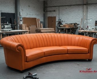 Большой круглый диван оранжевого цвета