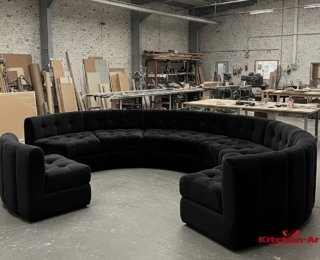 Большой круглый диван черного цвета