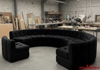 Большой круглый диван черного цвета