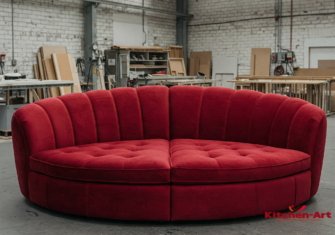 Большой круглый диван пурпурового цвета