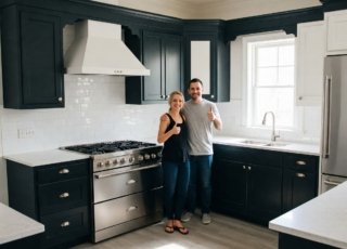 нестандартная с-образная кухня из массива ясеня