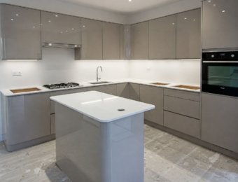 классическая встроенная кухня с порталом