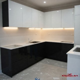 черно белая глянцевая п-образная кухня