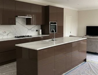 встроенная кухня на заказ коричневая глянцевая