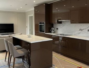 встроенная кухня на заказ шоколадного цвета