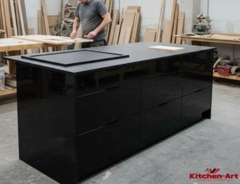 черного цвета кухонный остров