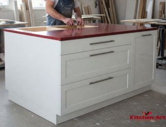 белый остов с красной столешницей