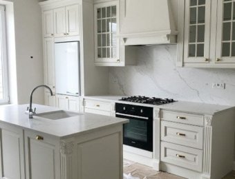 белая деревянная кухня на заказ с вытяжкой классическая