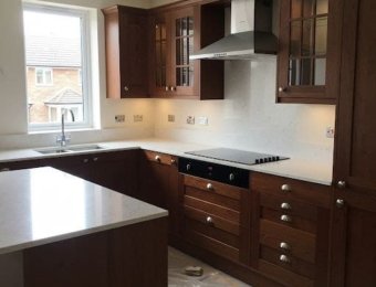 дубовый кухонный остров с каменой столешницей