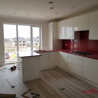 с-образная кухня в стиле модерн белого цвета с красной столешницей