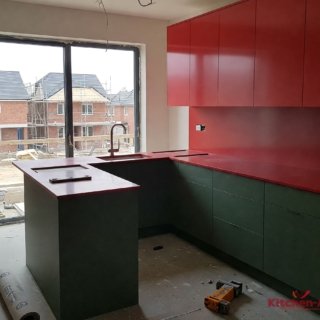 красно зеленая п образная кухня