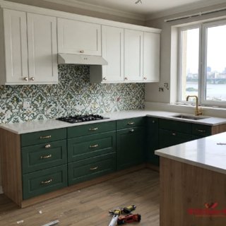 п образная кухня бело зеленая