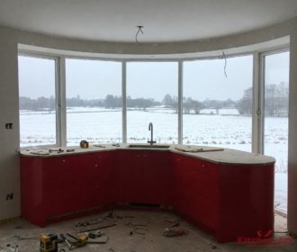 угловая закругленная кухня на заказ в эркер