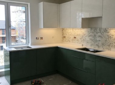 углоая большая зелено белая кухня