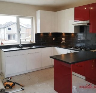 бело красная с-образная кухня с черной столешницей