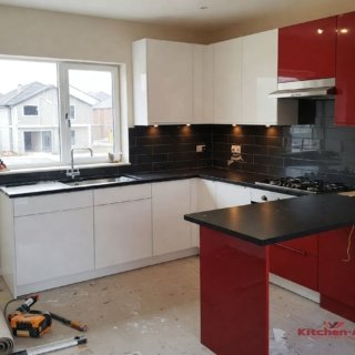 бело красная с-образная кухня с черной столешницей