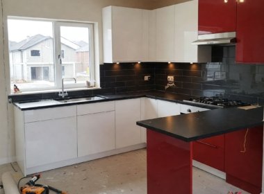 бело красная с-образная кухня с черной столешницей